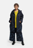 Mantel "Nila" – azul oscuro tipo denim, con capucha