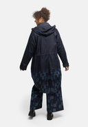 Mantel "Nila" – azul oscuro tipo denim, con capucha